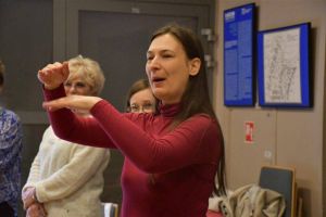 Dyrygentka z uniesionymi rękoma.