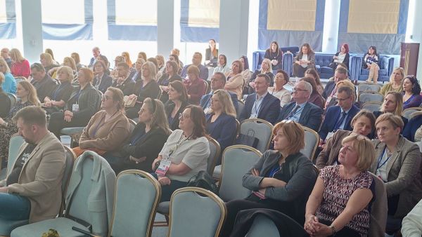 Zebrani na konferencji słuchający wykładu