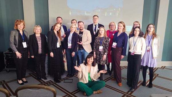 Zebrani na konferencji pozujący do zdjęcia