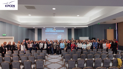 Zebrani na konferencji pozujący do zdjęcia