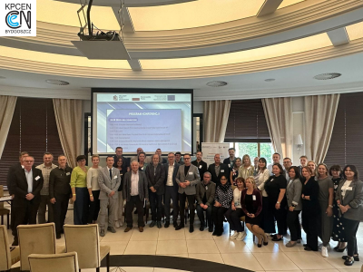 Zebrani na konferencji pozujący do zdjęcia