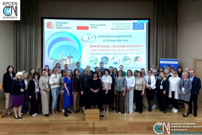 Zebrani na konferencji pozujący do zdjęcia