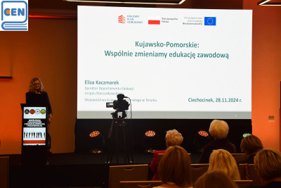 Widok sceny na której przemawiali prelegenci