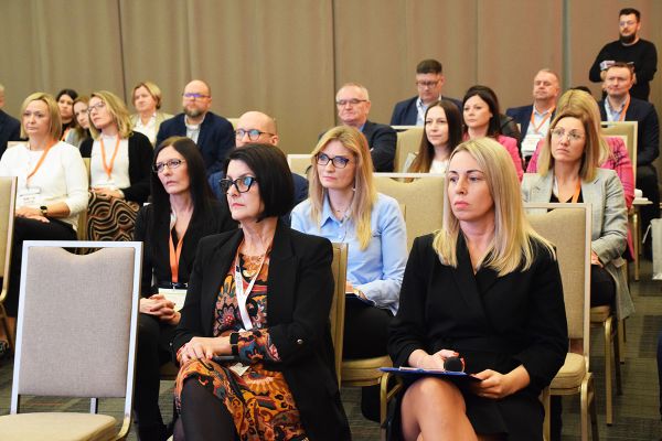 Zaproszeni na konferencje słuchają prelegenta