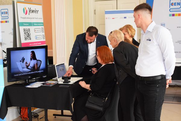 Zebrani na konferencji oglądający prezentowane technologie