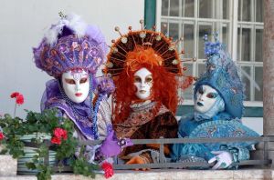 Trzy postaci we włoskich maskach karnawałowych