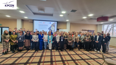 Zebrani na konferencji pozujący do zdjęcia