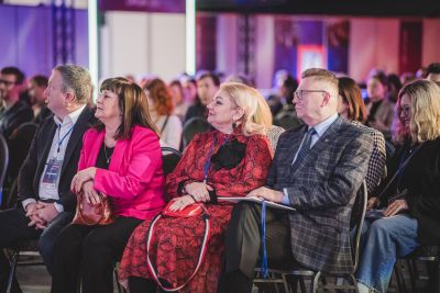 Zebrani na konferencji słuchający prelegenta