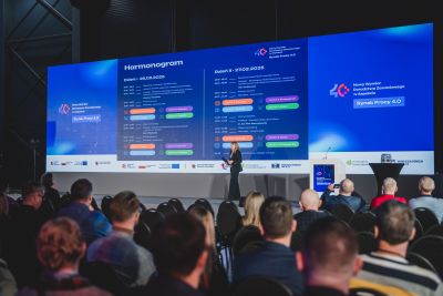 Prelegent wypowiadający się do zebranych