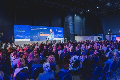 Prelegent wypowiadający się do zebranych