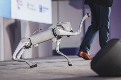 Prelegent prezentuje autonomicznego robota