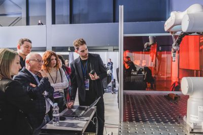 Mężczyzna pokazujący działanie autonomicznej maszyny