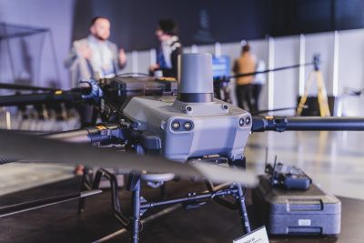 Dron leżący na stole