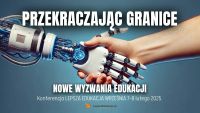 Uścisk dłoni człowieka i androida. Napis: Przekraczając granice - nowe wyzwania edukacji.