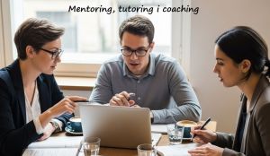 Trzy młode osoby przy stoliku z notatkami, laptopem i napojami.