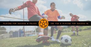Młodzież na boisku piłkarskim. Napis: Playing for Success w Polsce.
