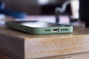 Telefon komórkowy leży na biurku.