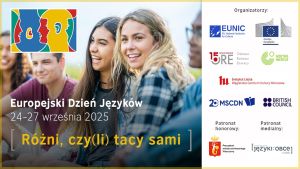 Młodzi ludzie na banerze Europejskiego Dnia Języków. Z boku logotypy organizatorów i patronów.