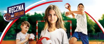Dzieci na boisku do piłki ręcznej. Napis: Ręczna na Orliku.