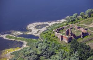Widok z lotu ptaka na ruiny zamku i rzekę.