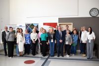 Grupa osób pozująca do zdjęcia