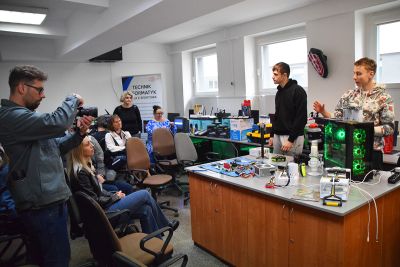 Zwiedzający podczas oprowadzania