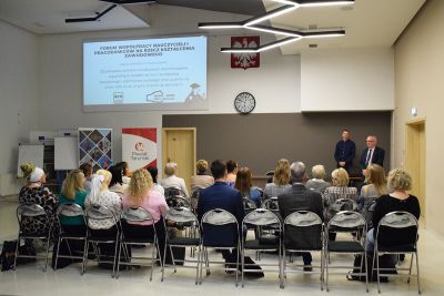 Zwiedzający podczas oprowadzania