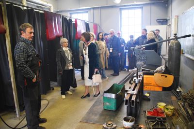 Zwiedzający podczas oprowadzania