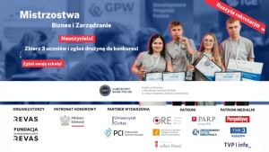 Młodzież z dyplomami i medalami na banerze Mistrzostw Biznesu i Zarządzania 2025.