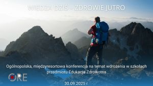 Mężczyzna z plecakiem na szczycie góry - plakat konferencji na temat wdrożenia edukacji zdrowotnej.