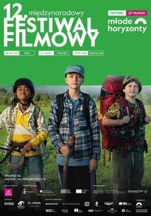 Plakat z nazwą "12. międzynarodowy festiwal filmowy" i wizerunkami trzech chłopców z plecakami.