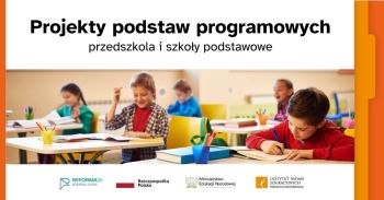 Dzieci w klasie - baner z logotypami IBE, MEiN, Reforma26. Napis: Projekty podstaw programowych.