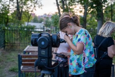Dziewczynka używająca teleskopu