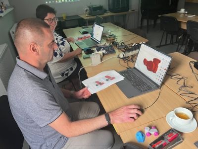 Mężczyzna tworzący projekt 3D w programie komputerowym