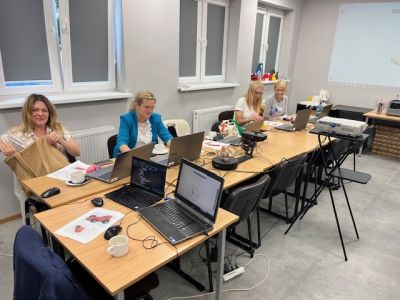 Osoby zebrane na szkolenie pracujące na laptopach