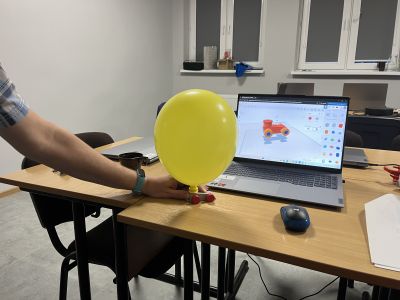 Mężczyzna testuje wydrukowany model 3D