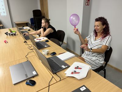 Kobieta testuje wydrukowany model 3D