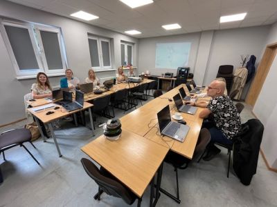 Osoby zebrane na szkolenie pracujące na laptopach