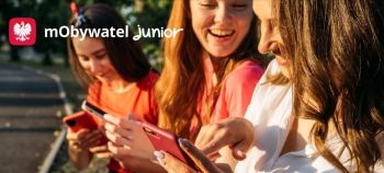 Trzy dziewczyny ze smartfonami. Napis: mObywatel.