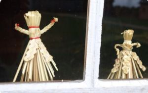 Dwie figurki wykonane ze słomy