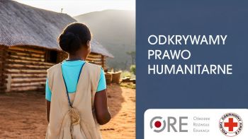 Afrykanka przed drewnianym domem - baner szkolenia „Odkrywamy prawo humanitarne” z logo ORE i PCK.