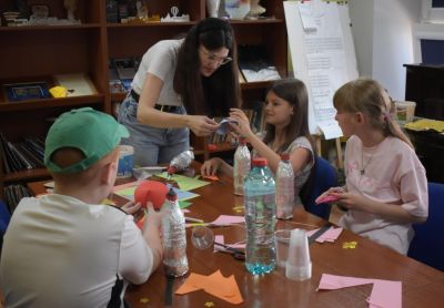 nauczycielka prowadząca zajęcia dla dzieci