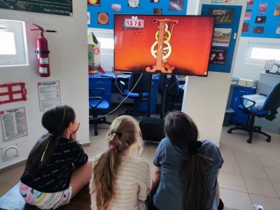 Dzieci oglądające bajkę na telewizorze