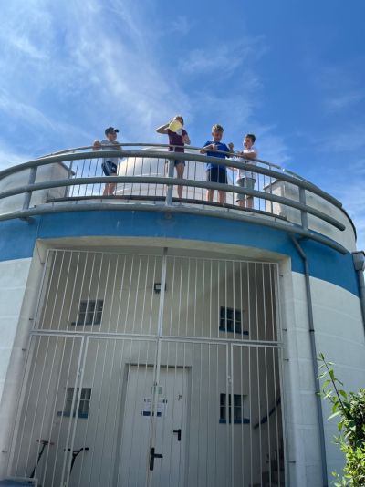 Dzieci stojące na balkonie astrobazy