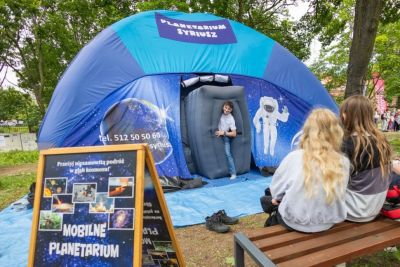 Mężczyzna wychodzący z dmuchanego namiotu