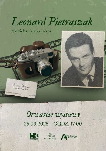 Plakat wystawy z wizerunkiem aktora i aparatem analogowym.