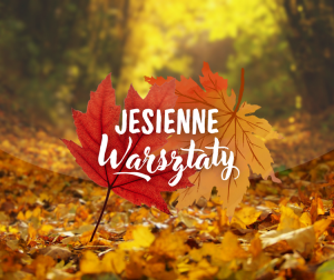 Dwa kolorowe liście klonu na tle liści pokrywających ziemię w lesie.