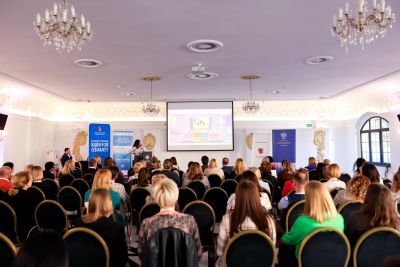 Zebrani na konferencje słuchający prelegenta