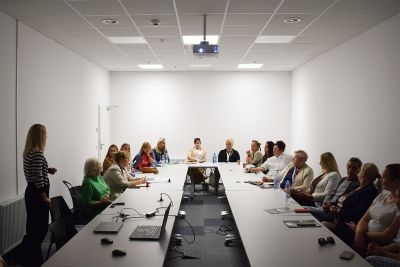 Członkowie forum obradujący przy stole