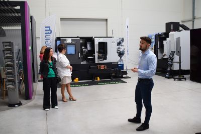 Pracownik oprowadzający zebranych